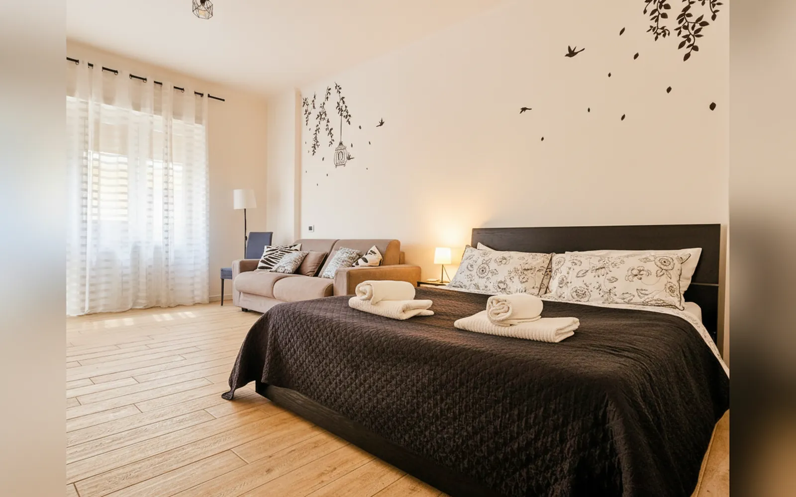 Il monolocale Maremè Guest House con il letto matrimoniale e la zona giorno