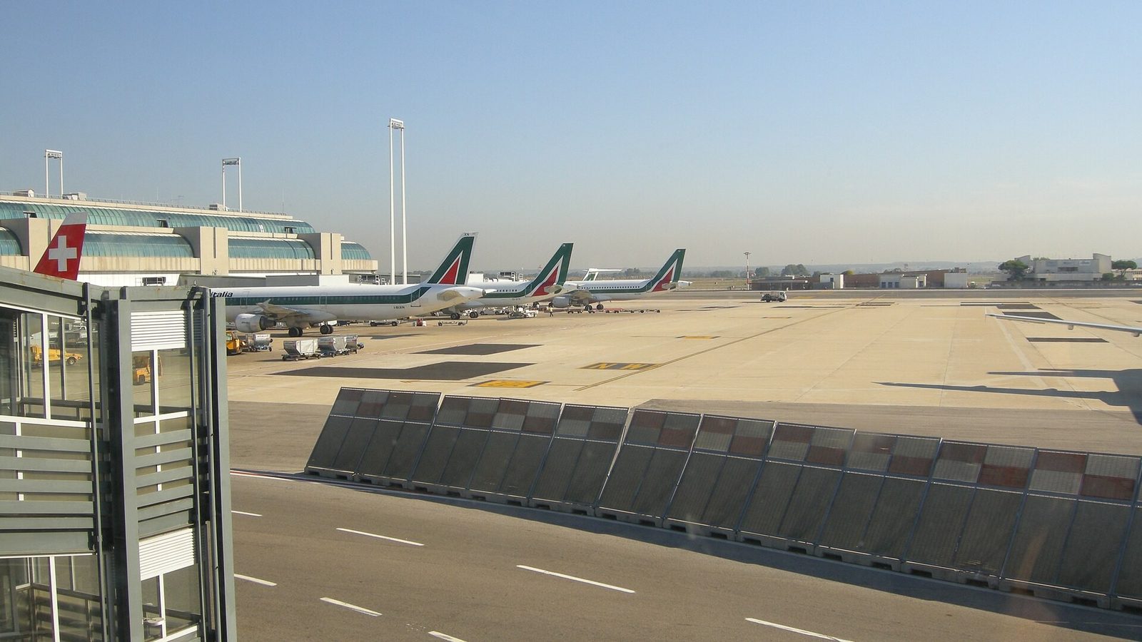 Aerei parcheggiati sul piazzale dell'aeroporto di Roma-Fiumicino