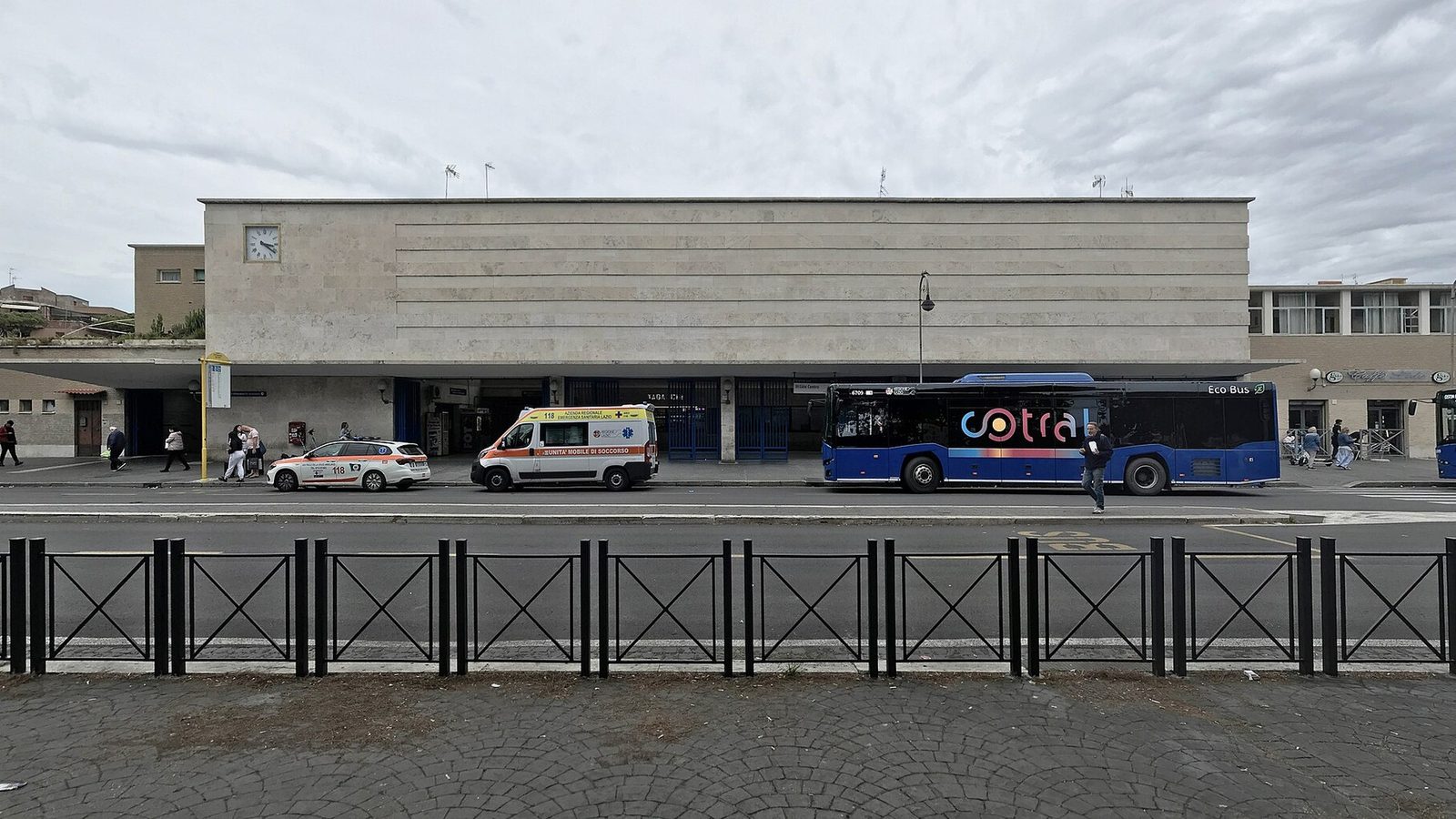 La facciata della stazione Lido Centro con un autobus fermo davanti